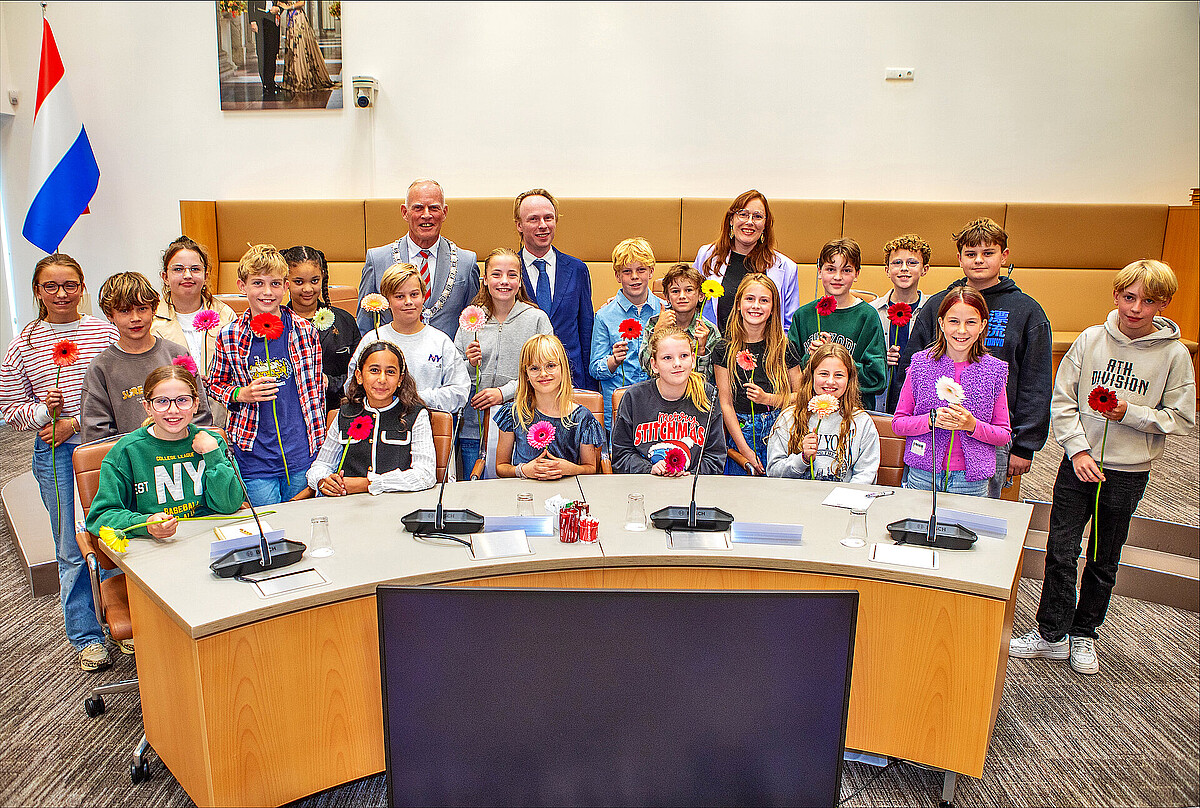 Op de foto alle vertegenwoordigers samen met burgemeester Han ter Heegde en wethouder Jelmer Kruijt.